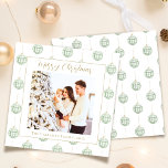 Cute Green Gingham Pset Aangepaste kerstfoto Feestdagenkaart<br><div class="desc">Green Gingham Plaid Waterverf Photo Square Christmas Ornament Holiday Kaart - Elegante aangepaste familie foto getextureerde waterverf ornament illustratie ontwerp. Personaliseer met uw familiefoto,  naam en jaar.</div>