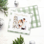 Cute Green Gingham Pset Aangepaste kerstfoto Feestdagenkaart<br><div class="desc">Green Gingham Plaid Waterverf Photo Square Christmas Holiday Kaart - Elegante aangepaste familie foto getextureerde waterverf illustratie ontwerp. Personaliseer met uw familiefoto,  naam en jaar.</div>