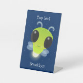 Cute green glow bug firefly cartoon illustration reclamebord met voetstuk (Voorkant)