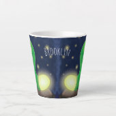 Cute green glow-cartoon illustratie latte mok (Voorkant)