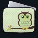Cute Green Owl Laptop Sleeve<br><div class="desc">Het stijlvolle elektronicasleeve kenmerkt een mooie vectorillustratie van een uil die op een boomtak doordringt.</div>