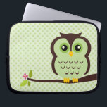 Cute Green Owl Laptop Sleeve<br><div class="desc">Het stijlvolle elektronicasleeve kenmerkt een mooie vectorillustratie van een uil die op een boomtak doordringt.</div>
