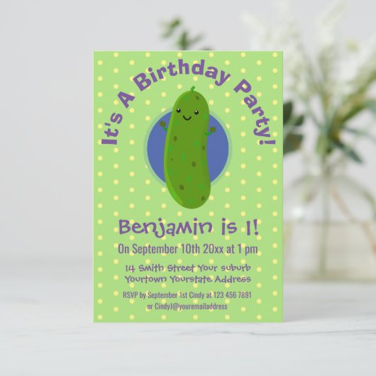 Cute green pickle komkommer cartoon illustratie kaart (Staand voorkant)