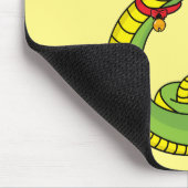 Cute green slang met santa hat cartoon muismat (Hoek)