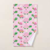 Cute Green Turtle on Colorful Pink Bad Handdoek (Handdoek)