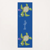 Cute green zee schildpad happy cartoon illustratie yogamat (Voorkant)