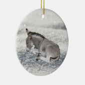 Cute Grey Baby Donkey Foal in sneeuw Keramisch Ornament (Rechts)