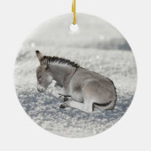 Cute Grey Baby Donkey Foal in sneeuw Keramisch Ornament (Achterkant)