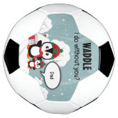 Cute Grey Baby pinguin in wintersneeuw Voetbal (Gedraaid)