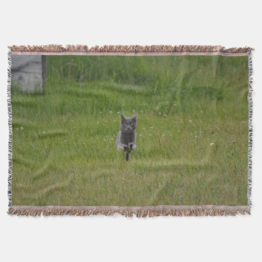 Cute Grey Boerderij Cat Racing Over Green Grass Fo Deken (Voorkant)