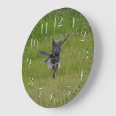 Cute Grey Boerderij Cat Racing Over Green Grass Fo Grote Klok (Hoek)