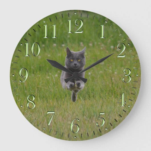 Cute Grey Boerderij Cat Racing Over Green Grass Fo Grote Klok (Voorkant)