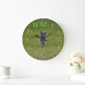 Cute Grey Boerderij Cat Racing Over Green Grass Fo Grote Klok (Huis)