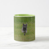Cute Grey Boerderij Cat Racing Over Green Grass Fo Mok (Midden)