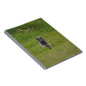 Cute Grey Boerderij Cat Racing Over Green Grass Fo Notitieboek (Rechterzijde)