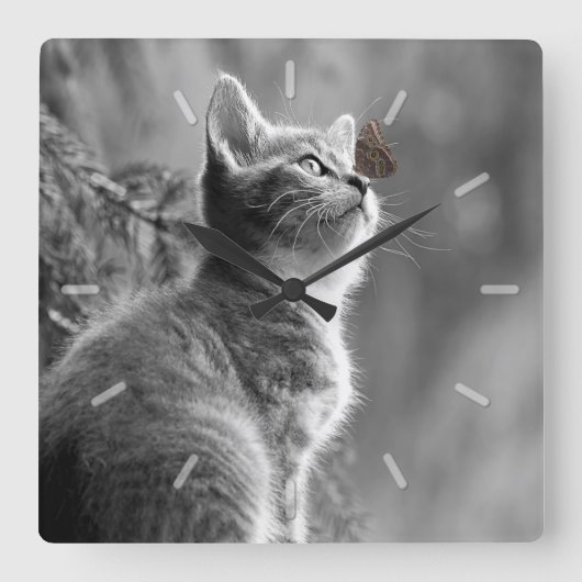 Cute Grey Kitten met Butterfly op Nose Vierkante Klok (Voorkant)