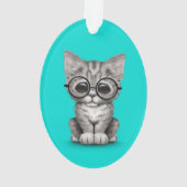 Cute Grey Tabby Kitten met oogglazen blauw Ornament (achterkant)