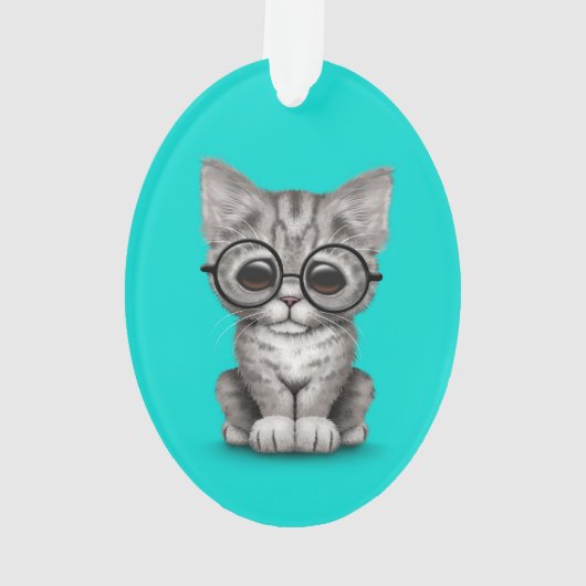 Cute Grey Tabby Kitten met oogglazen blauw Ornament (achterkant)