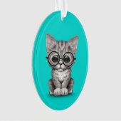 Cute Grey Tabby Kitten met oogglazen blauw Ornament (voorkant)