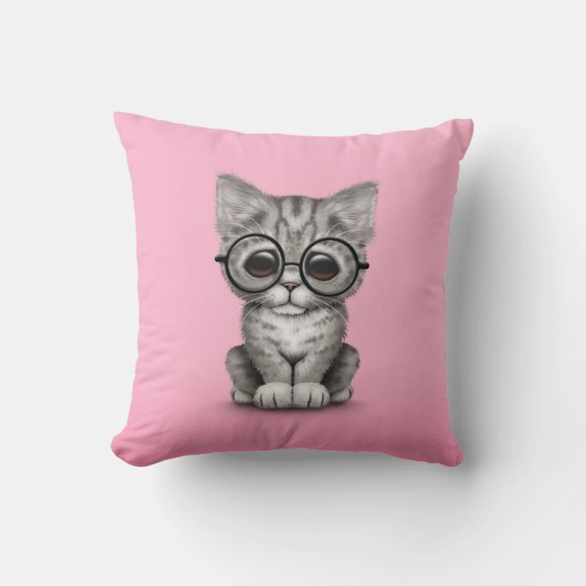 Cute Grey Tabby Kitten met oogglazen, roze Kussen (Voorkant)