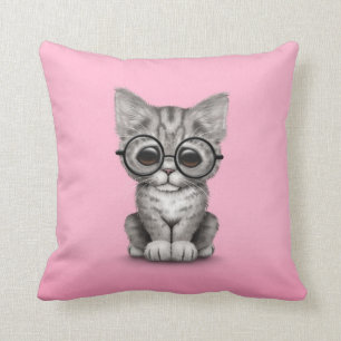 Cute Grey Tabby Kitten met oogglazen, roze Kussen