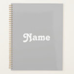 Cute grijs wit jaarnummer planner<br><div class="desc">Schattige grijs en wit aangepaste naam jaartal monogram tekst gepersonaliseerde Planner. Schattigee witte typografie op grijze effen kleur achtergrond.</div>