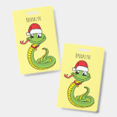 Cute groene slang met kerstmanhoed cartoon badge (Voor- en achterkant)