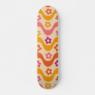 Cute Groovy bloemenpatroon op retro golven Persoonlijk Skateboard