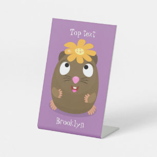 Cute guinea pig cartoon illustratie reclamebord met voetstuk