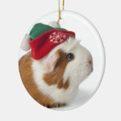 Cute Guinea Pig met Pet met Kerstmis op wit Keramisch Ornament (Links)