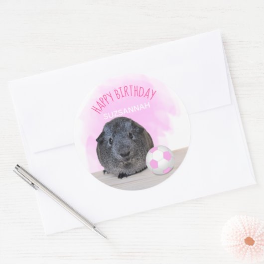Cute Guinea Pig roze Voetbal Aangepaste verjaardag Ronde Sticker (Envelop)