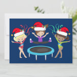 Cute Gymnastics Girls-kerstgymnast Feestdagenkaart<br><div class="desc">Deze mooie kerstakkaart voor gymnastiek is voorzien van drie leuke gymnast-meisjes die kerstmanden dragen en een poesje vasthouden met linten op een  blauwe vakantieachtergrond. De blonde houdt een rood lintje vast,  de brunette springt op een trampoline,  en het Afrikaanse Amerikaanse meisje houdt een groen lintje vast.</div>