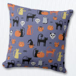 Cute Halloween Cat Spooky Kussen<br><div class="desc">Cute en spooky halloween kattenpatroon met kattenheks,  pompoenen,  spinnen,  schedels,  spoken en zombies. Eek! Originele kunst van Nic Squirrell.</div>