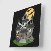 Cute Halloween haunted house and little witch Squa Vierkante Klok (Hoek)