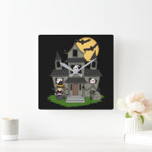 Cute Halloween haunted house and little witch Squa Vierkante Klok (Huis)