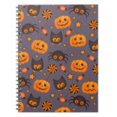 Cute Halloween Pattern Paarse Achtergrond Notitieboek (Voorkant)