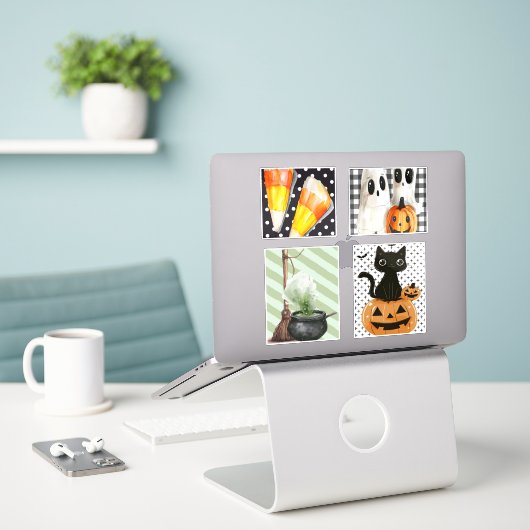 Cute Halloween Sticker (Laptop op bureau)