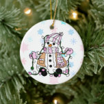 Cute Hand Drawn Blue Snowman Kerstmis Keramisch Ornament<br><div class="desc">Cartoon sneeuwman met kerstverlichting in roze en blauwe en sneeuwvlokken achtergrondfeestdagen in een keepaardje,  op de achterkant gepersonaliseerd met het jaar of je eigen persoonlijke boodschap.</div>
