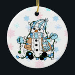 Cute Hand Drawn Blue Snowman Kerstmis Keramisch Ornament<br><div class="desc">Cartoon sneeuwman met kerstverlichting in roze en blauwe en sneeuwvlokken achtergrondfeestdagen in een keepaardje,  op de achterkant gepersonaliseerd met het jaar of je eigen persoonlijke boodschap.</div>