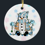 Cute Hand Drawn Blue Snowman Kerstmis Keramisch Ornament<br><div class="desc">Cartoon sneeuwman met kerstverlichting in roze en blauwe en sneeuwvlokken achtergrondfeestdagen in een keepaardje,  op de achterkant gepersonaliseerd met het jaar of je eigen persoonlijke boodschap.</div>