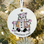 Cute Hand Drawn Blue Snowman Kerstmis Metalen Ornament<br><div class="desc">Cartoon sneeuwman met kerstverlichting in roze en blauwe en sneeuwvlokken achtergrondfeestdagen in een keepaardje,  op de achterkant gepersonaliseerd met het jaar of je eigen persoonlijke boodschap.</div>