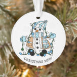 Cute Hand Drawn Blue Snowman Kerstmis Ornament<br><div class="desc">Cartoon sneeuwman met kerstverlichting sneeuwt achtergrondfeestdagen in het keepasje,  op de rug gepersonaliseerd met het jaar of je eigen persoonlijke boodschap.</div>