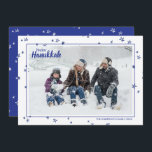 Cute Hand Drawn Stars Happy Hanukkah Familie Feestdagenkaart<br><div class="desc">Stijlvolle en leuke fotokaarten zijn perfect voor al je vrienden en familie in dit vakantiejaar. Pas de tekst "happy hanukkah" aan met je eigen groet en verander de familienaam en het jaar en verwissel het afbeelding voor een foto van je kinderen, huisdier of het hele gezin. Het ontwerp biedt een...</div>