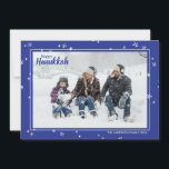 Cute Hand Drawn Stars Happy Hanukkah Family Holida Feestdagenkaart<br><div class="desc">Stijlvolle en leuke fotokaarten zijn perfect voor al je vrienden en familie in dit vakantiejaar. Pas de tekst "happy hanukkah" aan met je eigen groet en verander de familienaam en het jaar en verwissel het afbeelding voor een foto van je kinderen, huisdier of het hele gezin. Het ontwerp biedt een...</div>