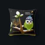 Cute Hanukkah Big Owl & Menorah Snowy Tree Night Kussen<br><div class="desc">Schattigee Chanoeka uil en menora in een besneeuwde boom. Licht de nachten op. Deze Schattigee, kleurrijke Chanoeka Uil & Menora in een besneeuwde boom is helemaal leuk! De kleurrijke Cartoon stijl zal genieten van vrienden en familie van alle leeftijden. Het is ontworpen om iedereen te laten glimlachen dit vakantieseizoen. Alle...</div>