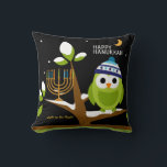 Cute Hanukkah Big Owl & Menorah Snowy Tree Night Kussen<br><div class="desc">Schattigee Chanoeka uil en menora in een besneeuwde boom. Licht de nachten op. Deze Schattigee, kleurrijke Chanoeka Uil & Menora in een besneeuwde boom is helemaal leuk! De kleurrijke Cartoon stijl zal genieten van vrienden en familie van alle leeftijden. Het is ontworpen om iedereen te laten glimlachen dit vakantieseizoen. Alle...</div>