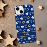 Cute Hanukkah Dreidel Menorah Blue Monogram iPhone 14 Hoesje<br><div class="desc">Mooie Hanukkah iPhone 14 hoesje in  blauw met een cool patroon van de judaïsme ster,  droomd voor leuke Chanoekamspelen en de joodse menorah. Pas uw monogram in wit aan tussen de gouden lijnen.</div>