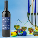 Cute Hanukkah Dreidel Menorah Custom Blue Party Wijn Etiket<br><div class="desc">Mooie aangepaste Chanoeka party wijnlabel in  blauw met een koel joods sterpatroon,  dreidel voor leuke Chanoeka spelletjes en de joodse menora.  vakantiegift met uw achternaam in het wit op maat.</div>