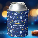 Cute Hanukkah Dreidel Menorah Pattern Custom Party Blikjeskoeler<br><div class="desc">Een mooie Hanukkah-partij koelbox in  blauw met een cool patroon van de joodse ster,  droomde voor leuke Chanoekamspelen,  en de joodse menorah voor een feestmaal of een bijeenkomst met je synagoge.</div>