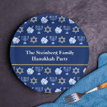 Cute Hanukkah Dreidel Menorah Pattern Custom Party Papieren Bordje<br><div class="desc">Prachtig aanpasbaar Chanoeka feestpapier bord in  blauw met een koel joods sterpatroon,  dreidel voor leuke Chanoeka spelletjes,  en de joodse menora voor een vakantiediner of samenkomst met uw synagoge.</div>